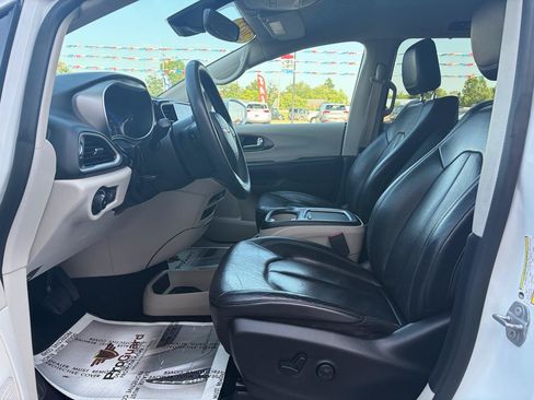 Used 2022 Chrysler Pacifica Touring-L FWD image 12