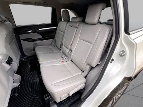 Used 2018 Toyota Highlander XLE FWD image 18