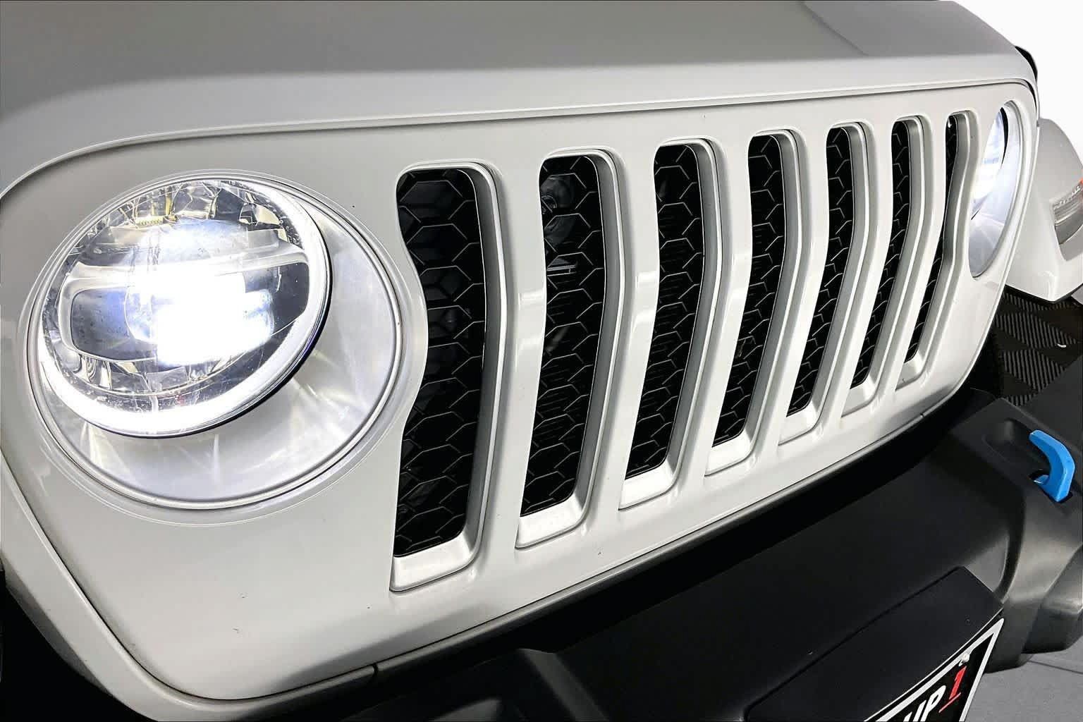 Used 2022 Jeep Wrangler Unlimited Sahara w/ Cold Weather Group AWD/4WD image 28