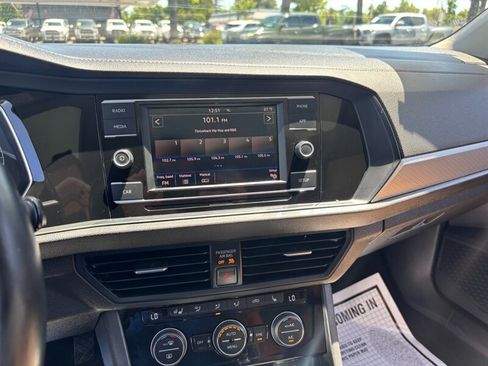Used 2019 Volkswagen Jetta SE w/ Cold Weather Package FWD image 18