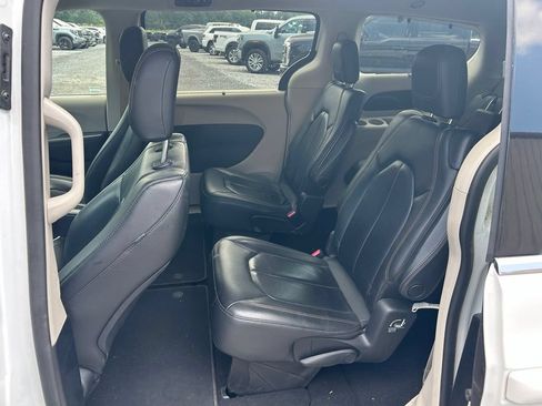 Used 2020 Chrysler Pacifica Touring-L w/ Advanced Safetytec Group FWD image 5