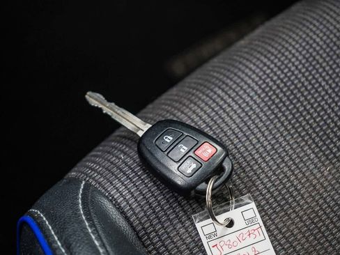 Used 2018 Toyota Corolla SE w/ Carpet Mat Package (TMS) image 26