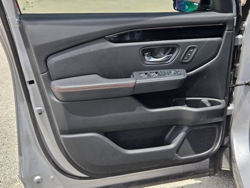 Used 2025 Honda Pilot TrailSport image 10