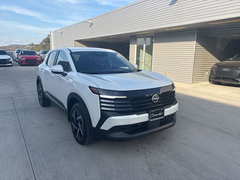 Used 2025 Nissan Kicks SV image 3