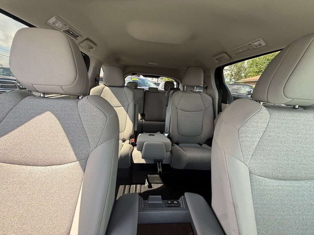 Used 2024 Toyota Sienna LE AWD/4WD image 20