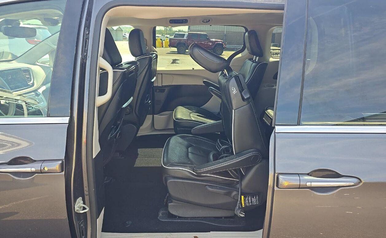 Used 2021 Chrysler Pacifica Limited w/ Uconnect Theater Family Group FWD image 5
