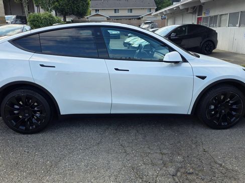 Used 2022 Tesla Model Y Long Range AWD/4WD image 4