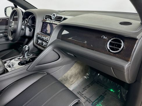 Used 2022 Bentley Bentayga AWD/4WD image 2