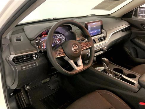 Used 2025 Nissan Altima 2.5 SV FWD image 14