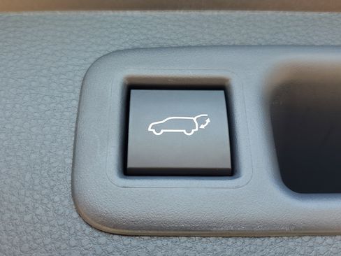 Used 2025 Toyota Highlander XLE FWD image 7