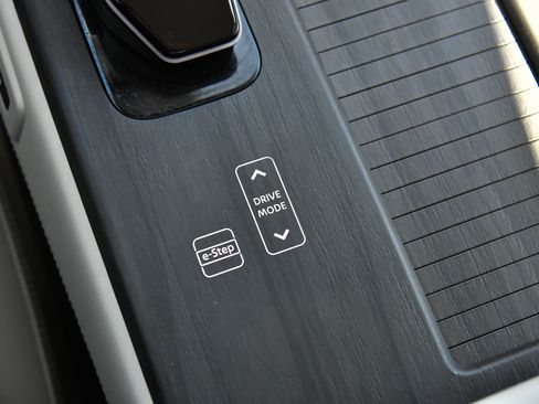 Used 2024 Nissan Ariya AWD image 31