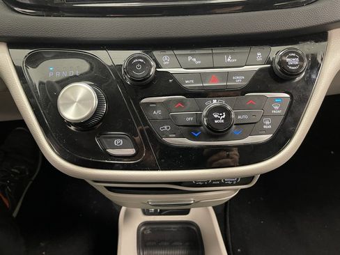 Used 2024 Chrysler Pacifica Touring-L image 29