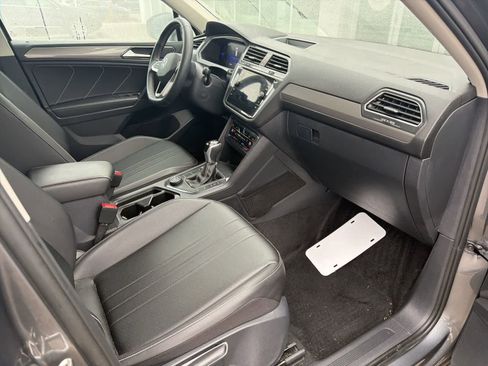 Used 2022 Volkswagen Tiguan SE w/ Panoramic Sunroof Package image 5