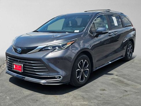 Certified 2025 Toyota Sienna Platinum AWD/4WD image 7