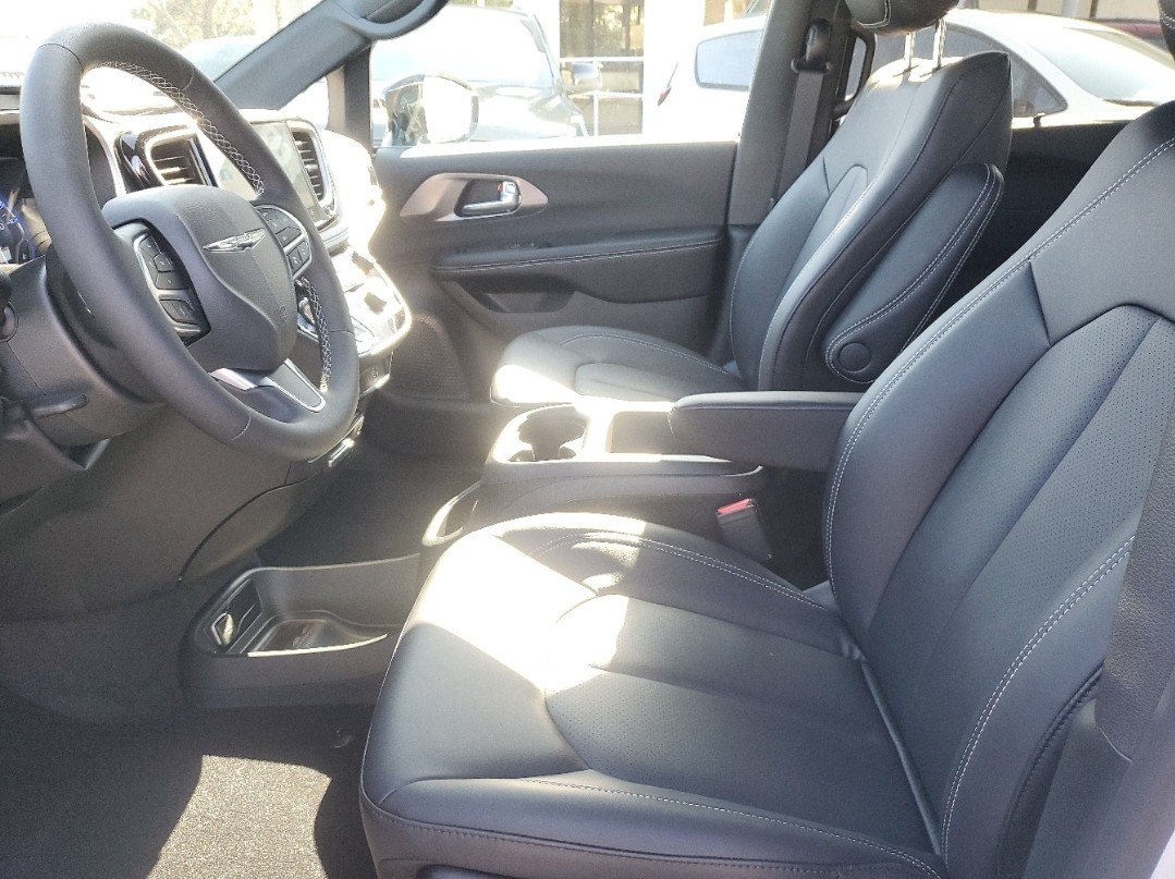 Used 2025 Chrysler Pacifica Select FWD image 10
