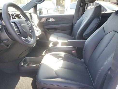 Used 2025 Chrysler Pacifica Select FWD image 10