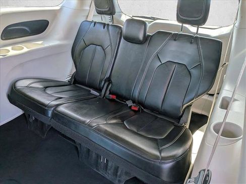 Used 2023 Chrysler Pacifica Touring-L image 17