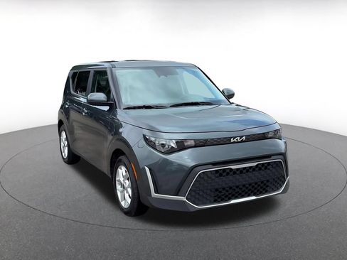 Used 2025 Kia Soul LX w/ LX Technology Package FWD image 3