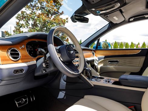 New 2025 Bentley Bentayga Extended Wheelbase image 26