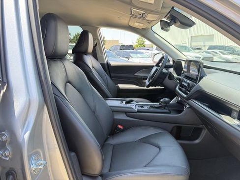 Used 2025 Toyota Grand Highlander AWD image 28