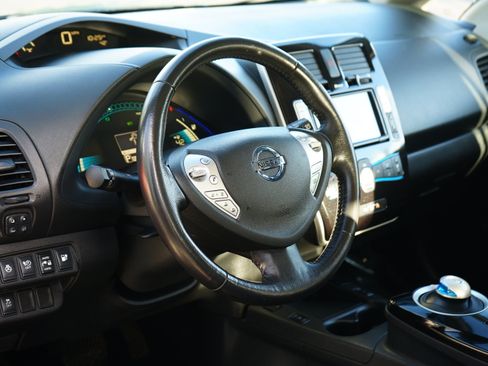 Used 2015 Nissan Leaf SL w/ Premium Package image 13