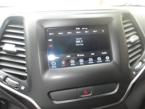 Used 2019 Jeep Cherokee Latitude w/ Cold Weather Group FWD image 15