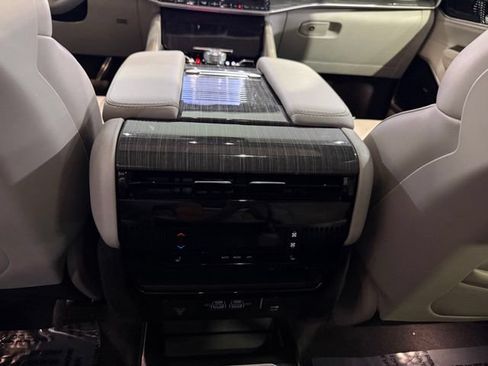 Used 2022 Jeep Wagoneer Series III w/ Premium Group I AWD/4WD image 23