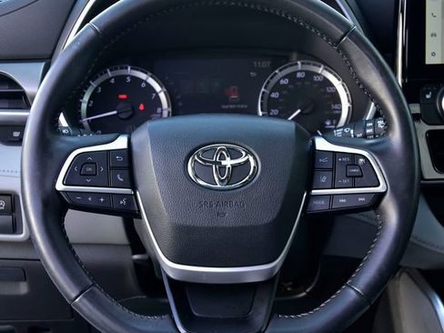 Certified 2023 Toyota Highlander XLE image 20