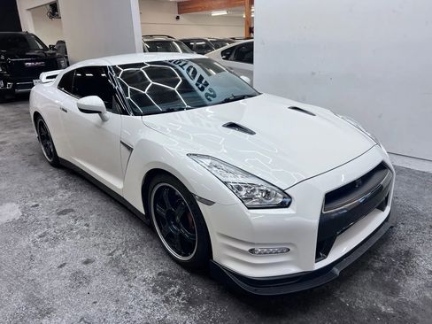 Used 2015 Nissan GT-R Premium image 2