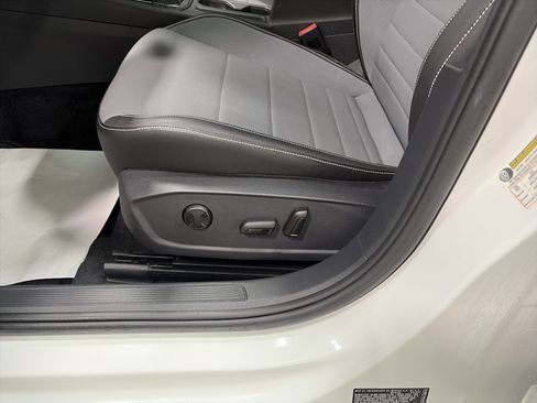 Certified 2025 Volkswagen Jetta SE FWD image 14