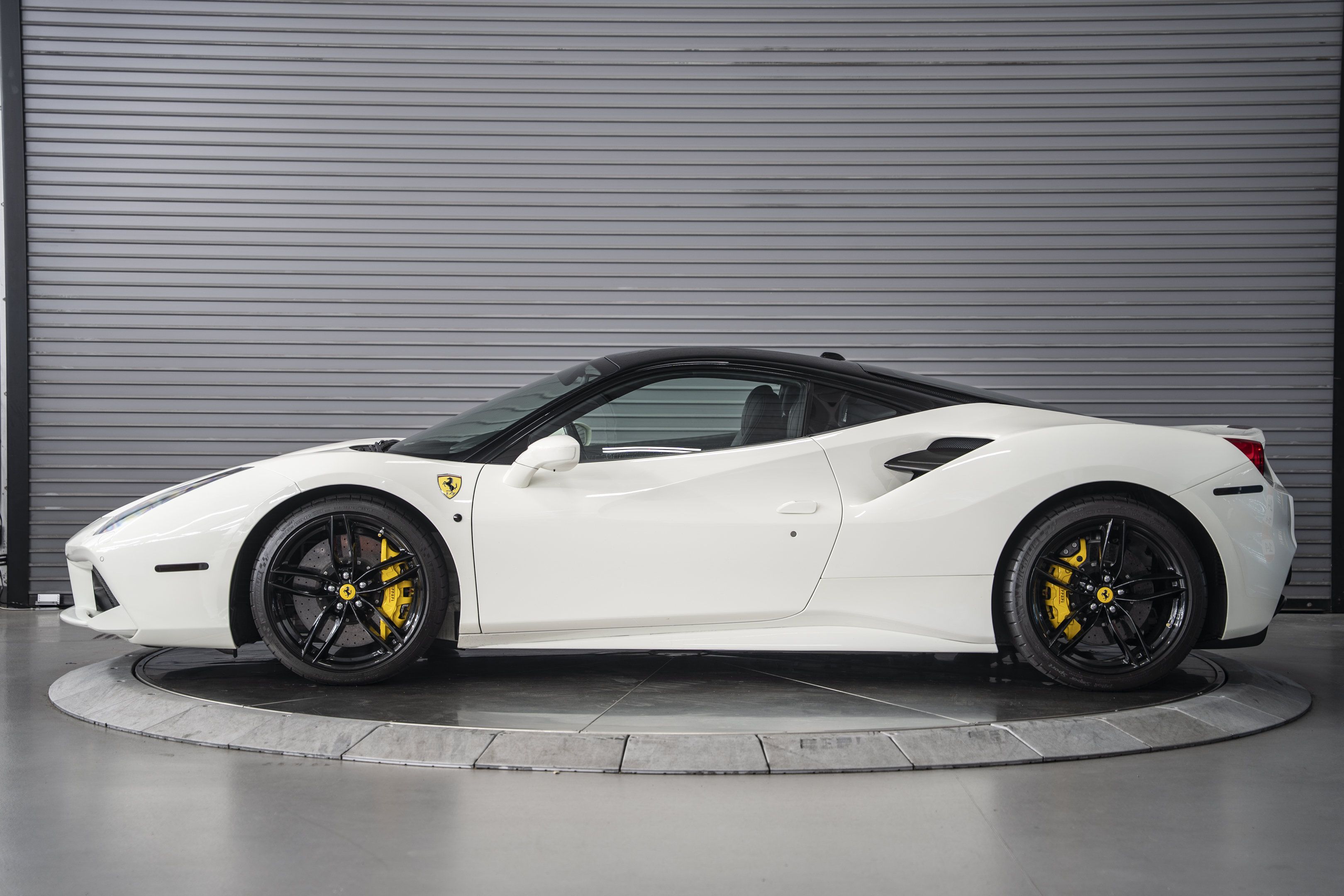 Used 2018 Ferrari 488 GTB RWD image 2