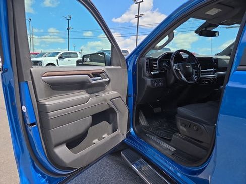 Used 2022 Chevrolet Silverado 1500 LT w/ Z71 Off-Road Package AWD/4WD image 8