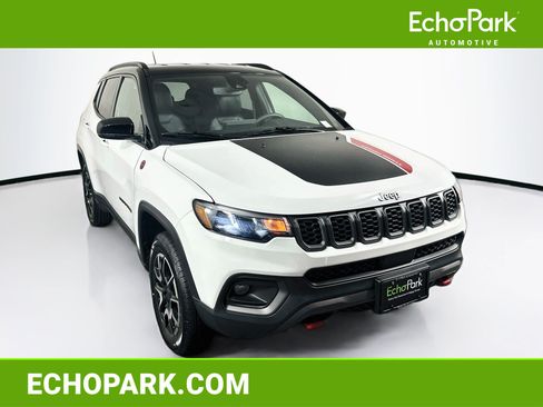 Used 2025 Jeep Compass Trailhawk AWD/4WD image 1