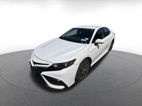 Used 2024 Toyota Camry SE image 2