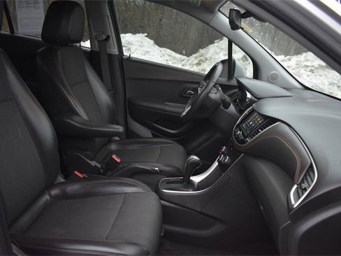 Used 2019 Chevrolet Trax LT w/ LT Convenience Package image 12