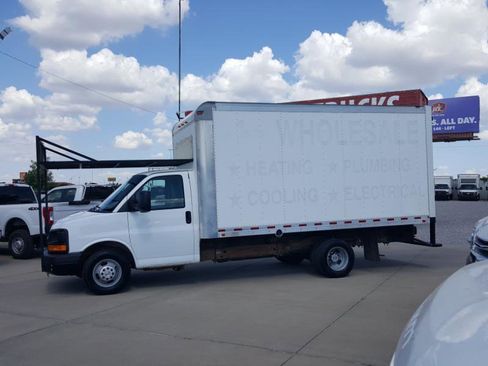 Used 2016 Chevrolet Express 3500 RWD image 2