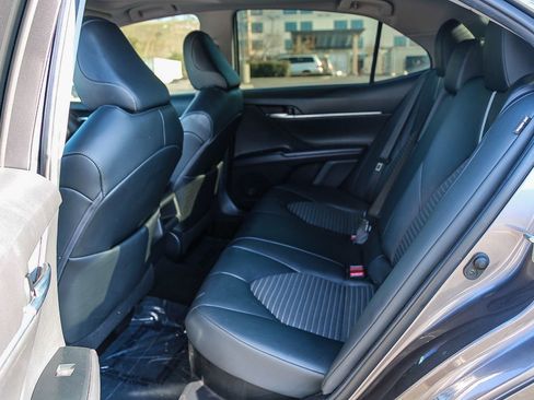 Used 2020 Toyota Camry SE w/ Sunroof Package image 18