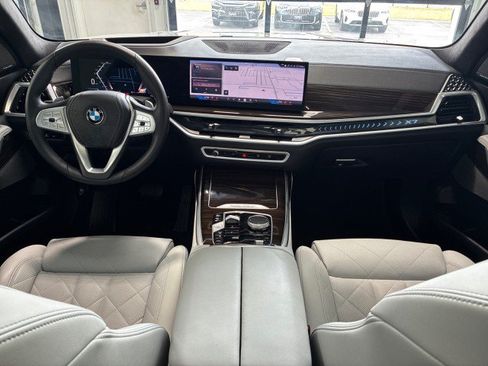 Used 2024 BMW X7 xDrive40i w/ Premium Package AWD/4WD image 10