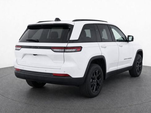 Used 2024 Jeep Grand Cherokee Laredo RWD image 4