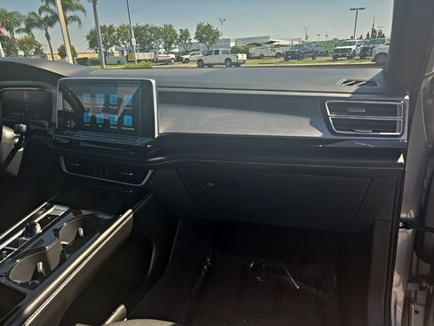 Used 2024 Volkswagen Atlas Cross Sport SE image 6