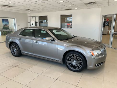 Used 2014 Chrysler 300 C RWD image 1