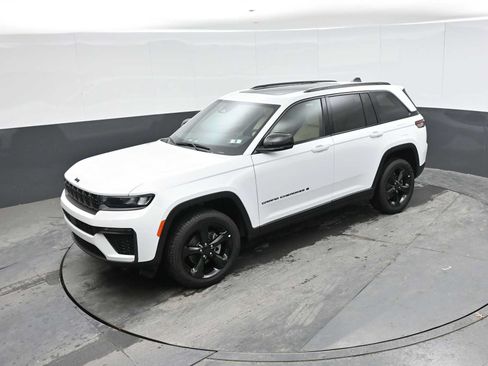 Used 2026 Jeep Grand Cherokee Limited w/ Limited Altitude Package AWD/4WD image 15