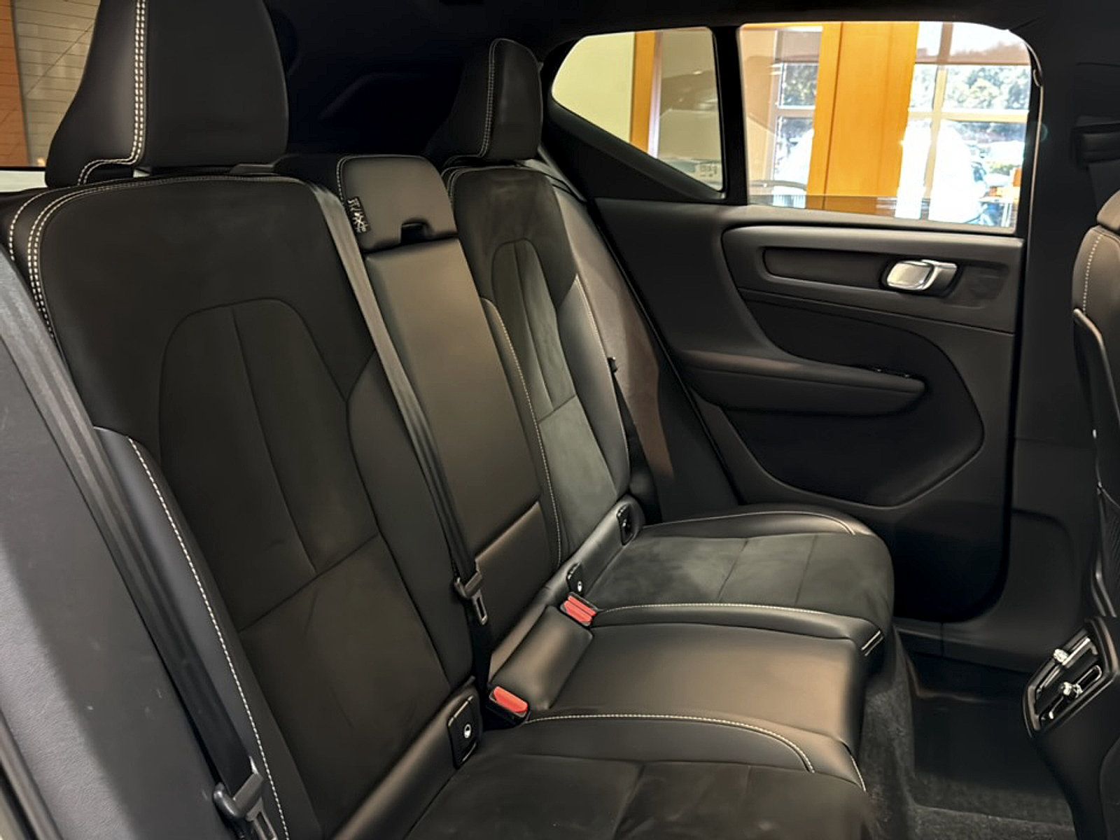 Used 2022 Volvo XC40 T5 R-Design AWD/4WD image 10