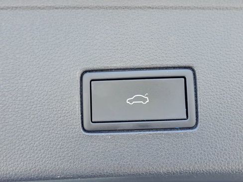 Used 2024 Volkswagen Atlas Cross Sport SE image 28