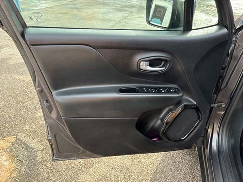 Used 2018 Jeep Renegade Altitude image 6