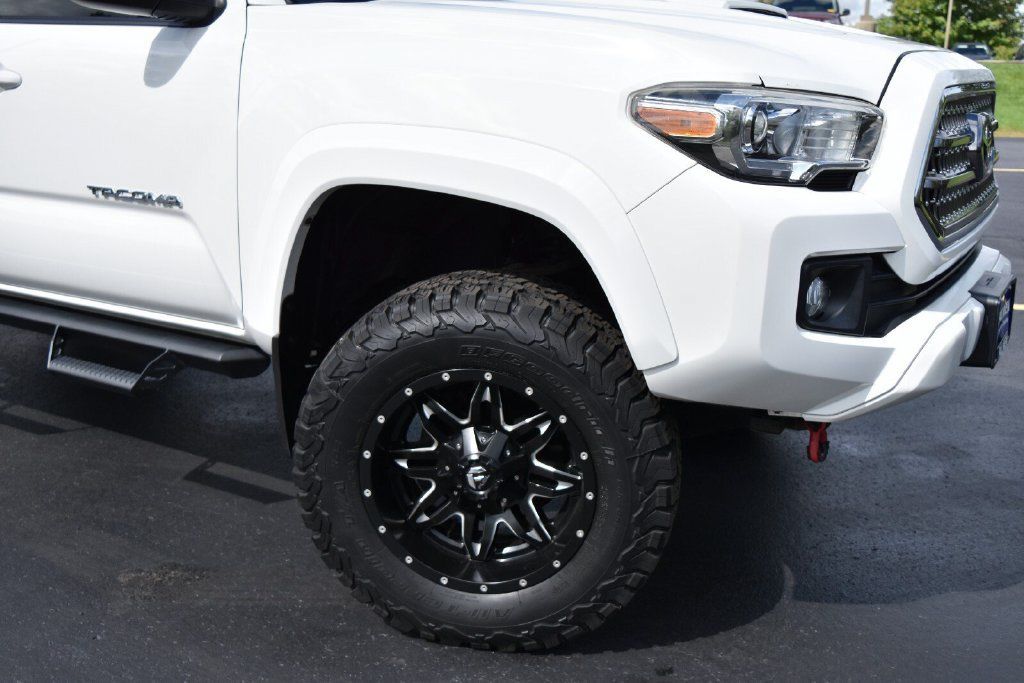 Used 2016 Toyota Tacoma TRD Sport w/ Towing Package AWD/4WD image 4
