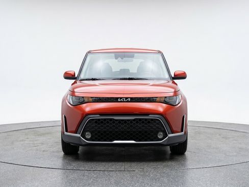 Used 2025 Kia Soul LX w/ LX Technology Package FWD image 2