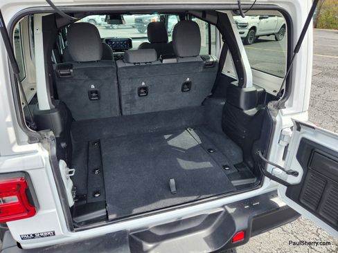 Used 2025 Jeep Wrangler Sahara image 21