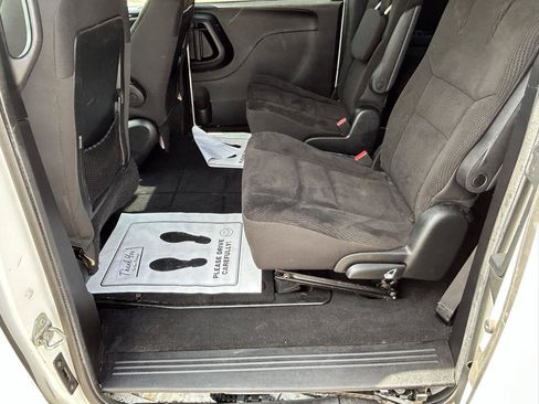 Used 2018 Dodge Grand Caravan SE FWD image 9
