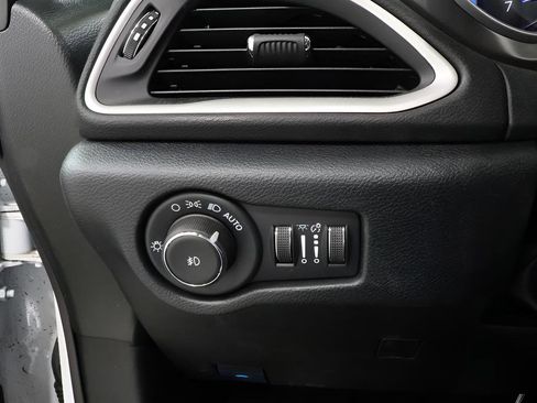 Used 2026 Chrysler Pacifica Select FWD image 18
